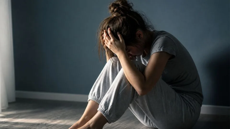 What is Alcohol-Induced Psychosis hero image of a woman suffering through psychosis related to chronic alcohol use.